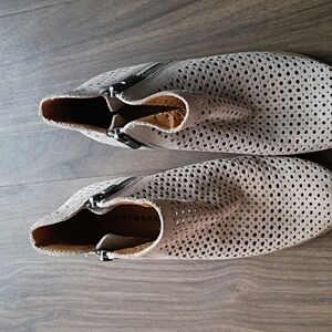 Lucky Brand Womens Perforated Boots - Tan